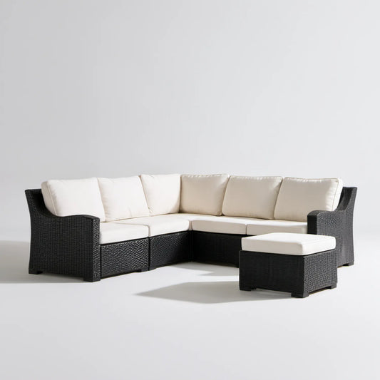 Narożna sofa ogrodowa z pufą z technorattanu PE, czarno-kremowa, 210 × 210 × 70 cm