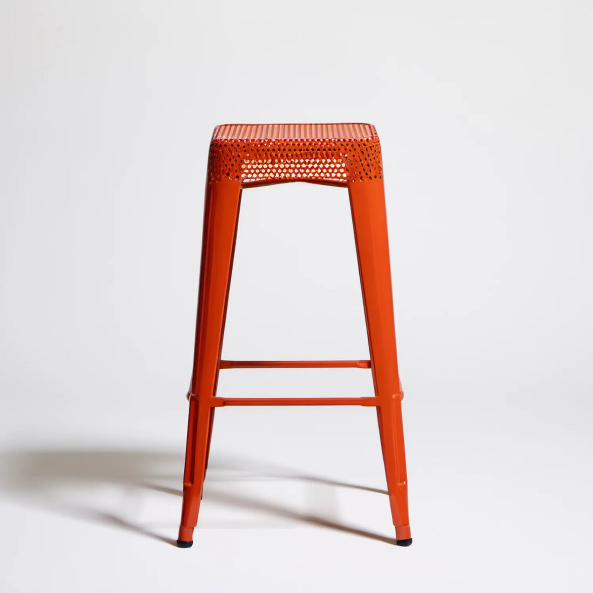 Pomarańczowy hoker barowy kwadratowy 30 x 30 x 76 cm ze stali malowanej proszkowo